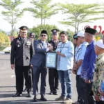 Bupati Andi Rudi Latif Serahkan Piagam Penghargaan Kepala Relawan Kemanusiaan di HUT Ke-80 Bhayangkara